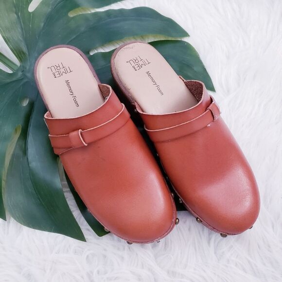 TimeĀ and Tru Women's Studded Wooden Bow Memory FoamāBrown Clogs - Picture 5 of 14